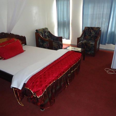 Brisk Hotel Triangle Njeru Экстерьер фото