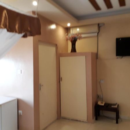 Brisk Hotel Triangle Njeru Экстерьер фото