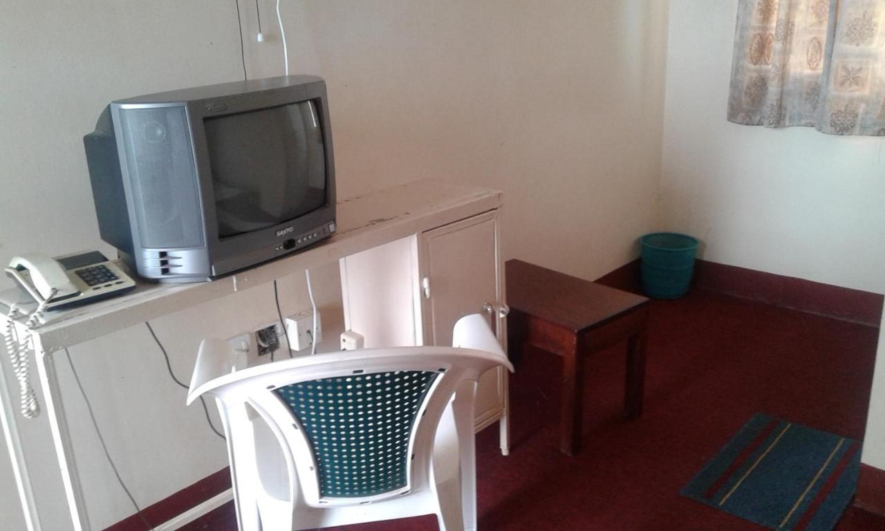 Brisk Hotel Triangle Njeru Экстерьер фото