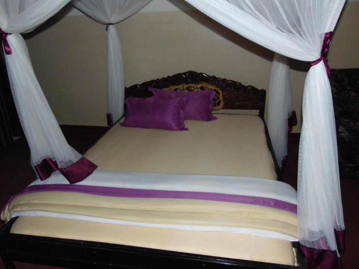 Brisk Hotel Triangle Njeru Экстерьер фото