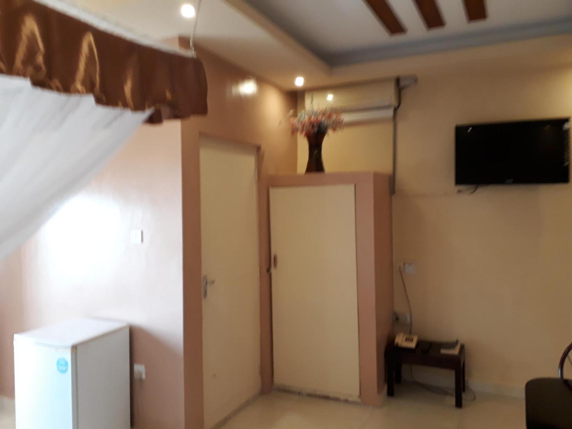 Brisk Hotel Triangle Njeru Экстерьер фото