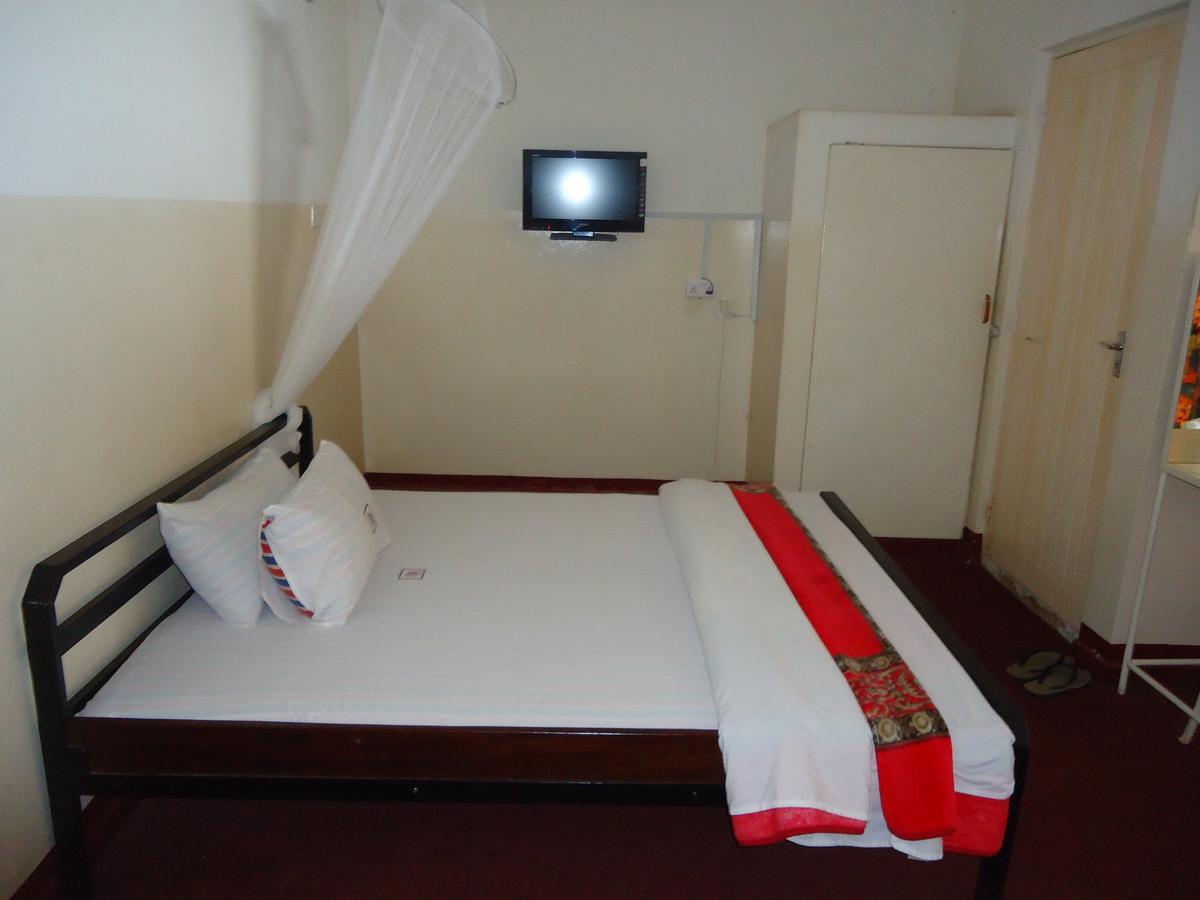 Brisk Hotel Triangle Njeru Экстерьер фото