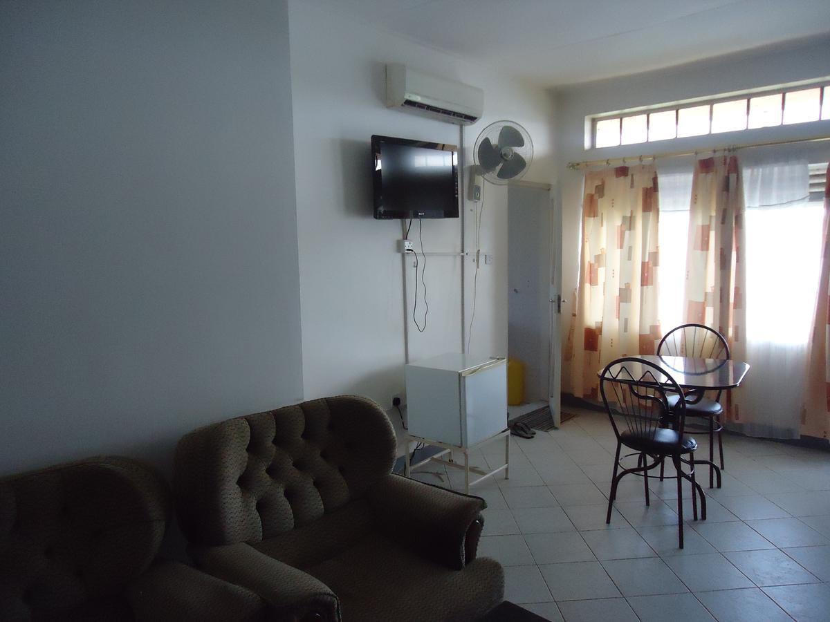 Brisk Hotel Triangle Njeru Экстерьер фото