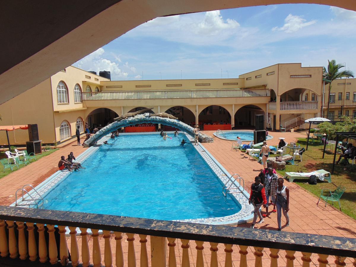 Brisk Hotel Triangle Njeru Экстерьер фото