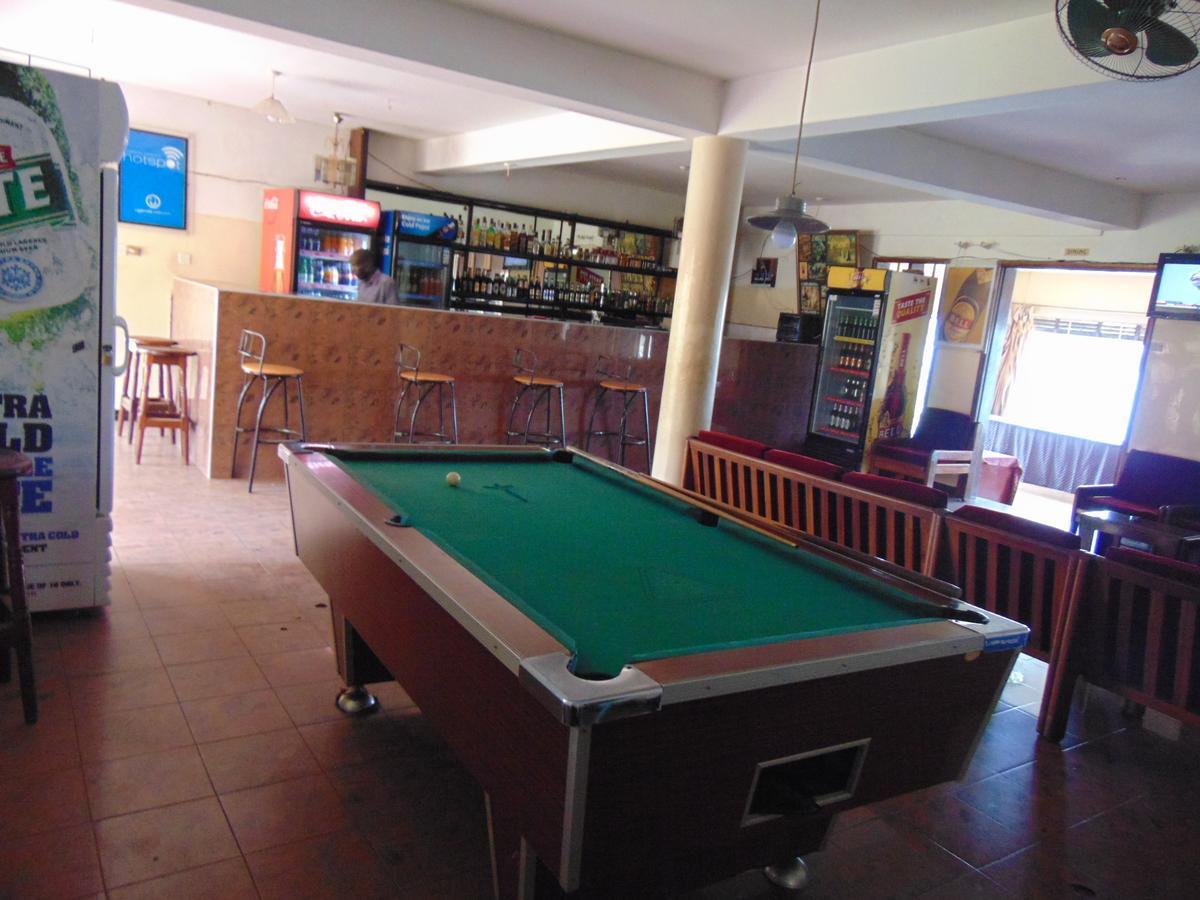 Brisk Hotel Triangle Njeru Экстерьер фото