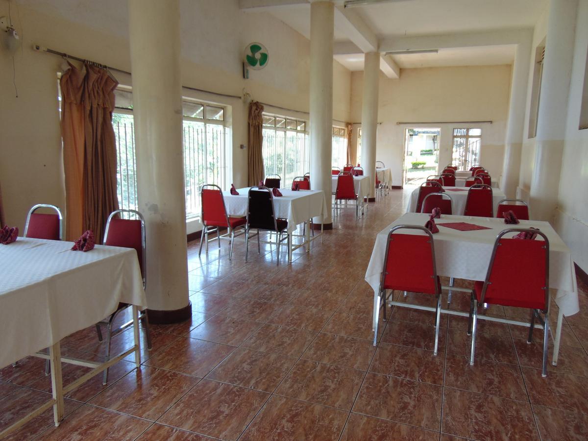 Brisk Hotel Triangle Njeru Экстерьер фото