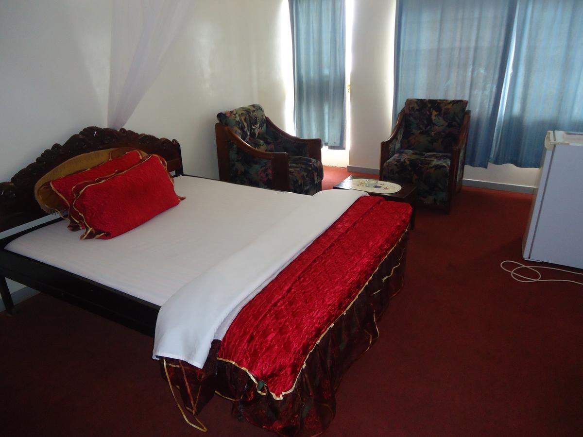 Brisk Hotel Triangle Njeru Экстерьер фото