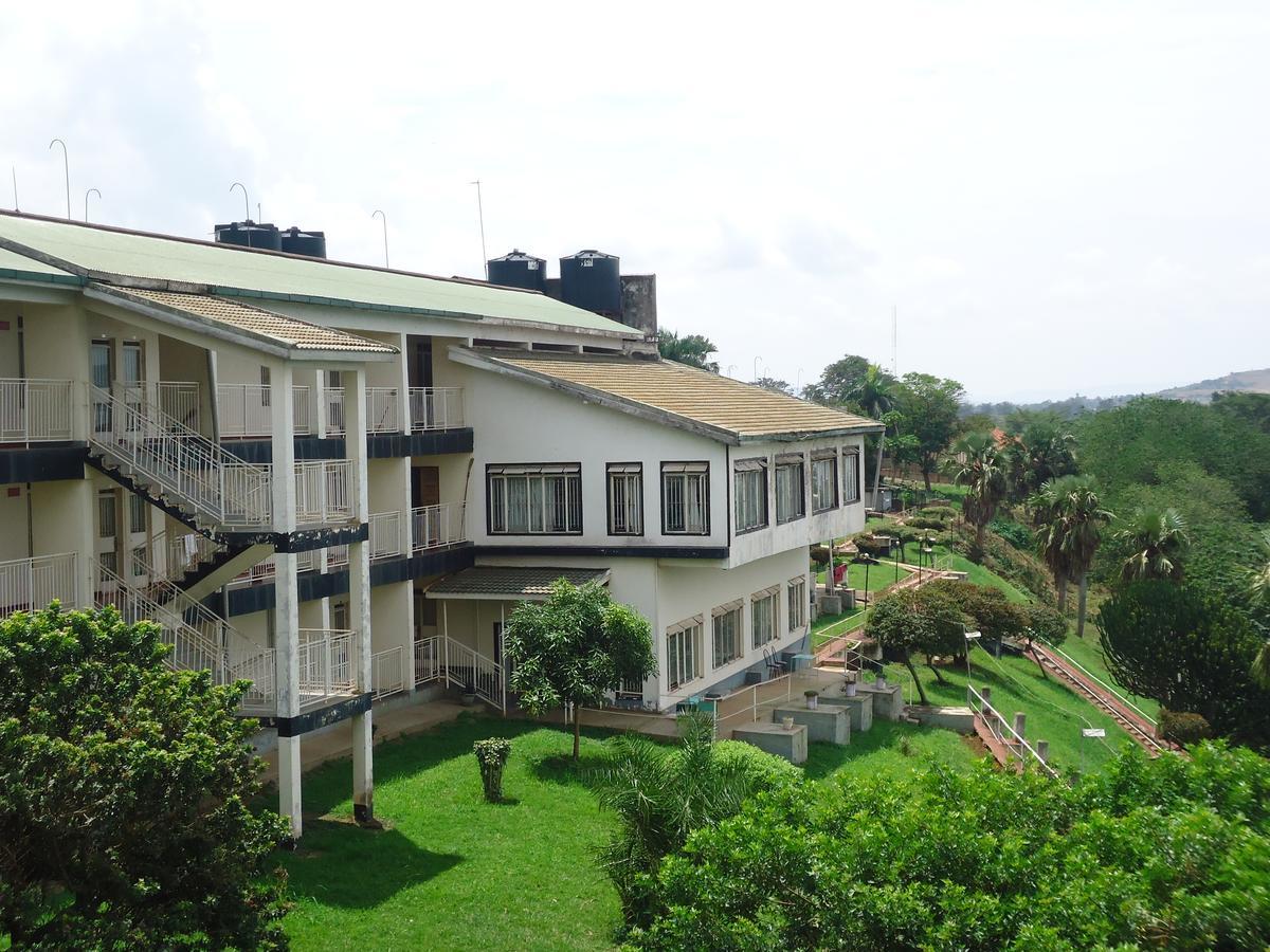 Brisk Hotel Triangle Njeru Экстерьер фото