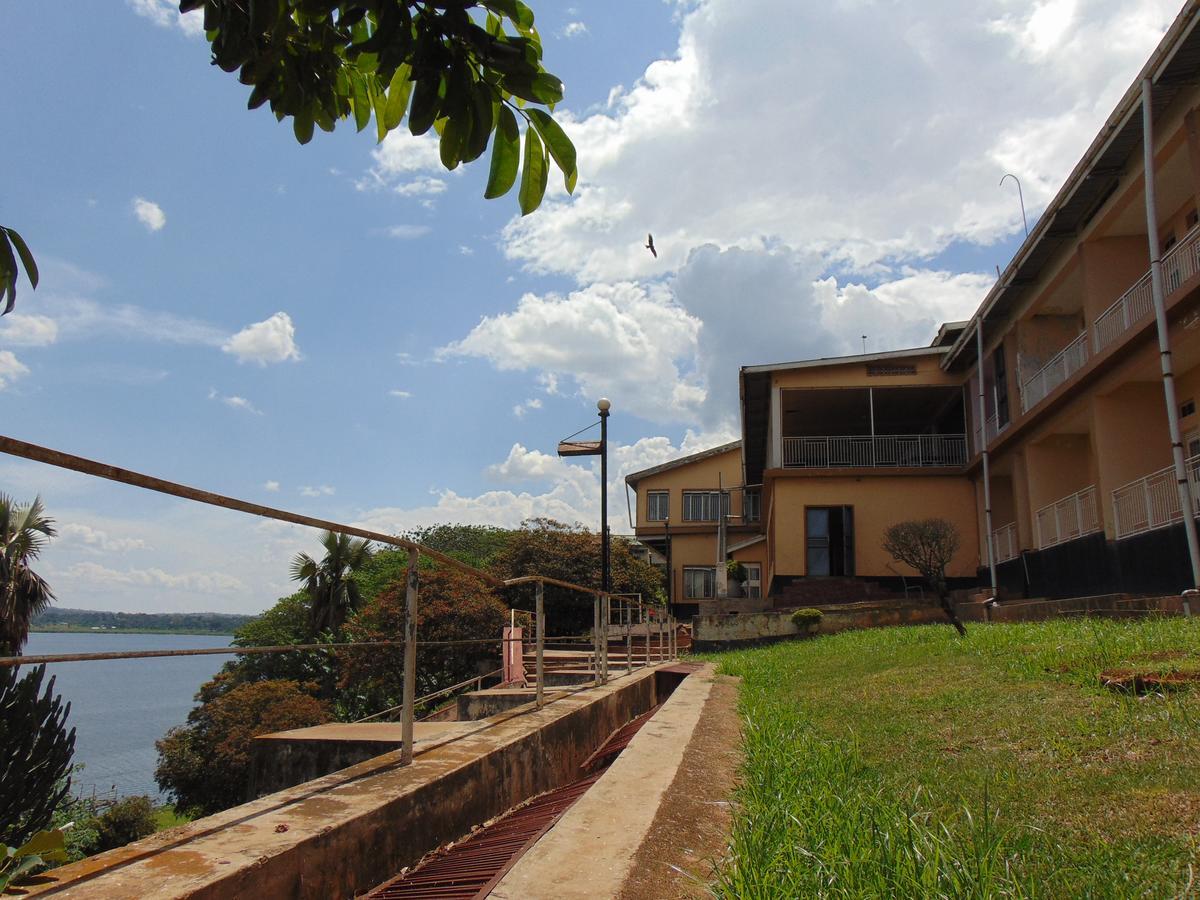 Brisk Hotel Triangle Njeru Экстерьер фото