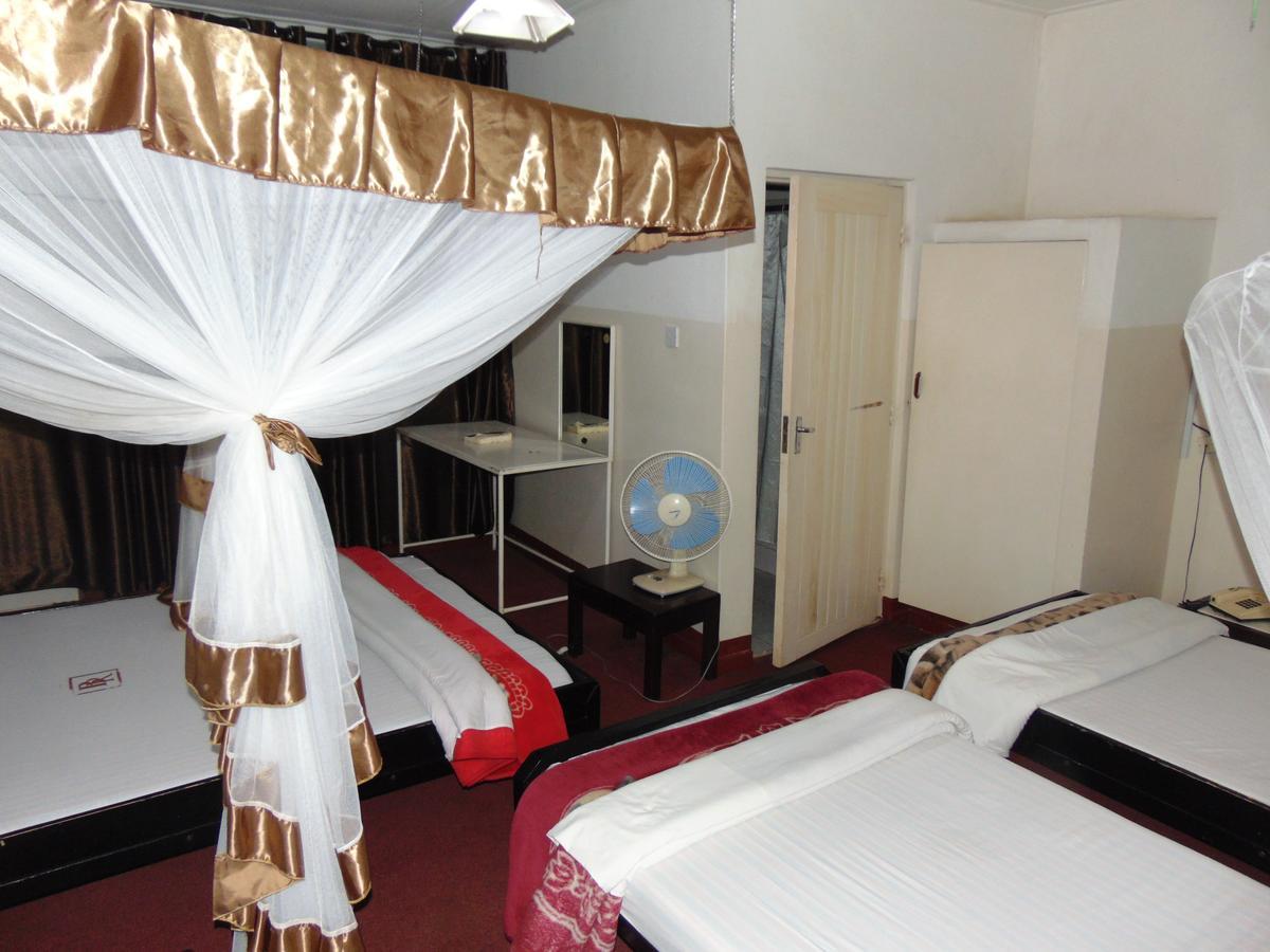Brisk Hotel Triangle Njeru Экстерьер фото