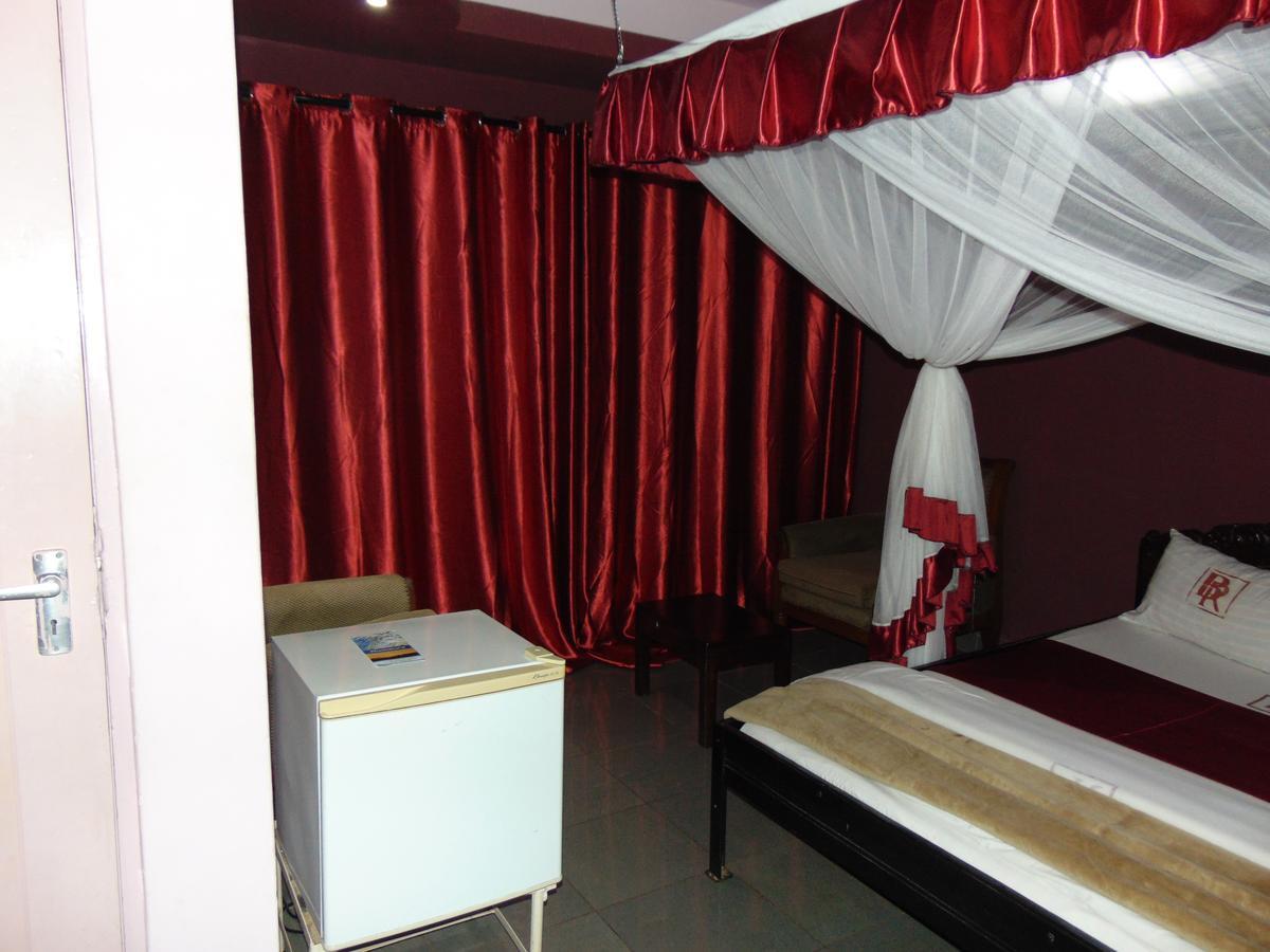 Brisk Hotel Triangle Njeru Экстерьер фото