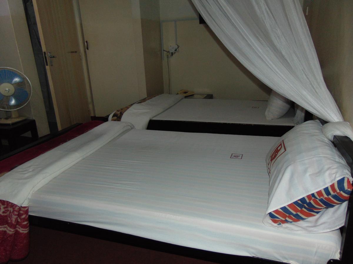 Brisk Hotel Triangle Njeru Экстерьер фото