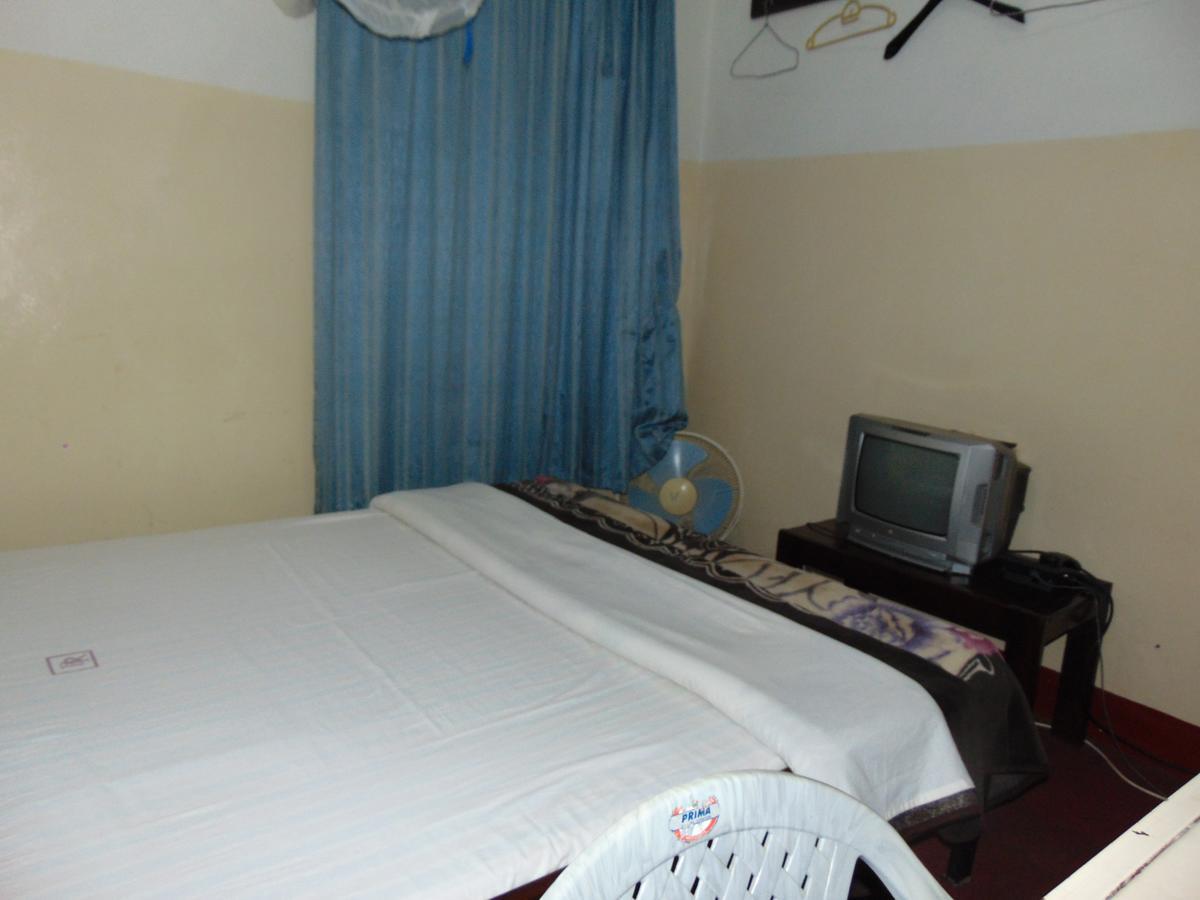 Brisk Hotel Triangle Njeru Экстерьер фото