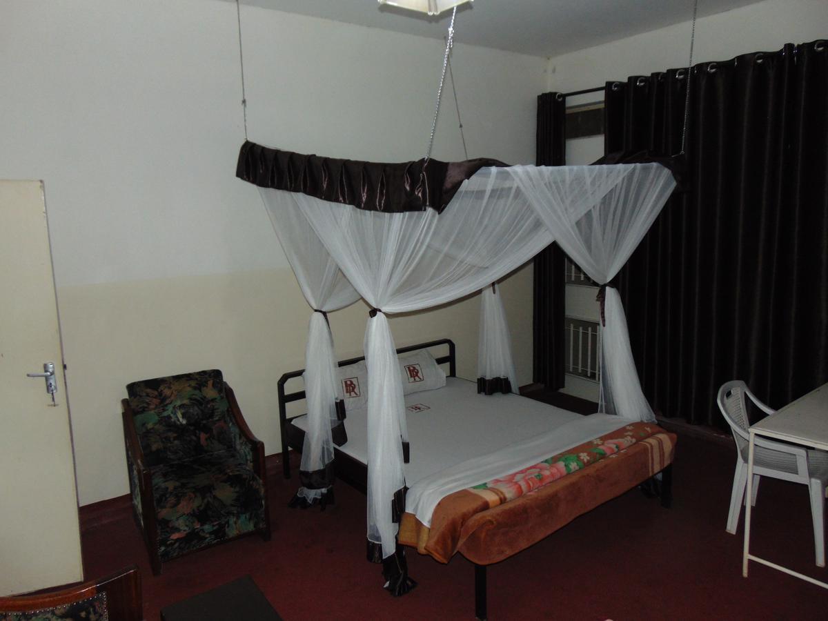 Brisk Hotel Triangle Njeru Экстерьер фото