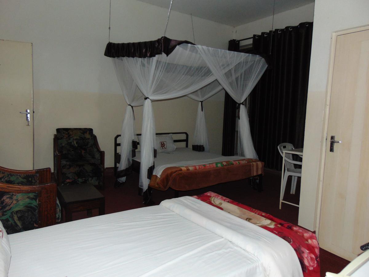 Brisk Hotel Triangle Njeru Экстерьер фото