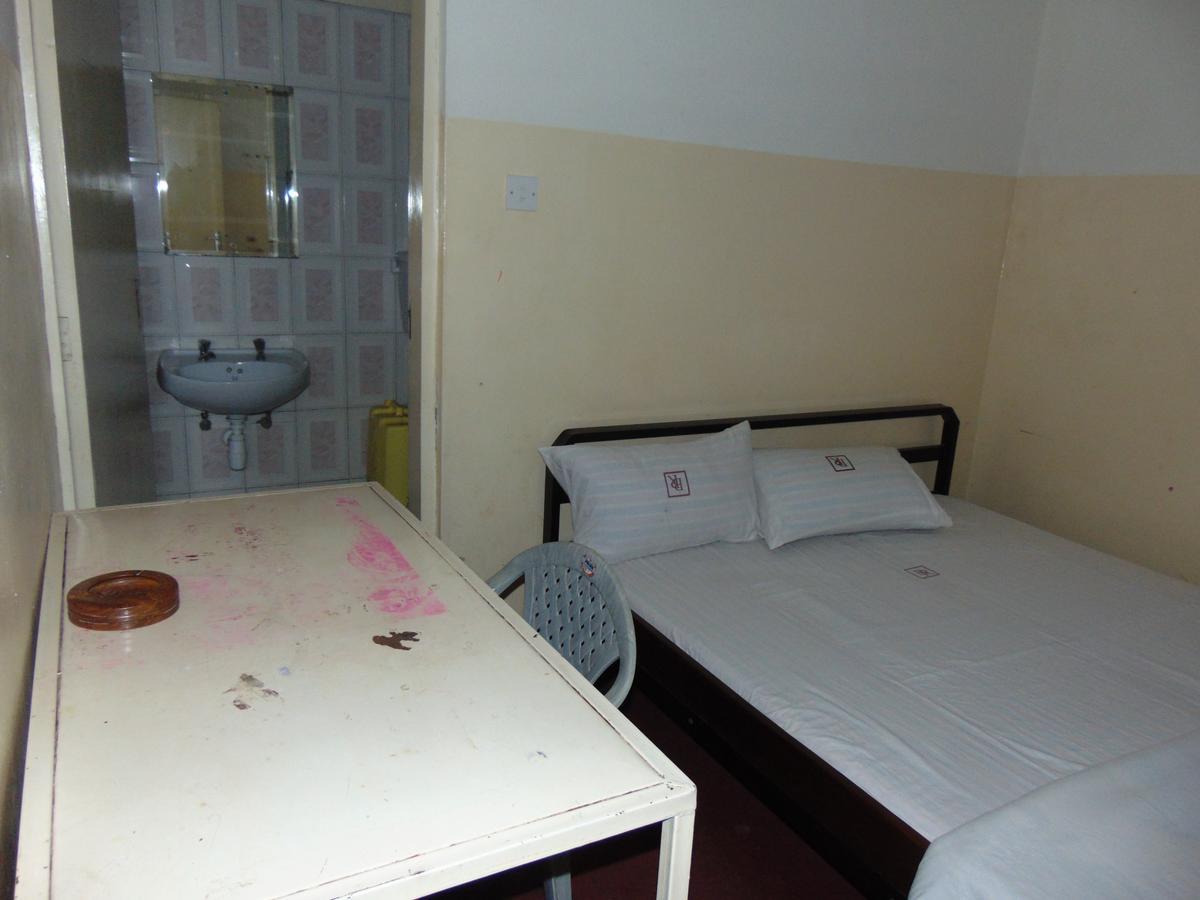 Brisk Hotel Triangle Njeru Экстерьер фото