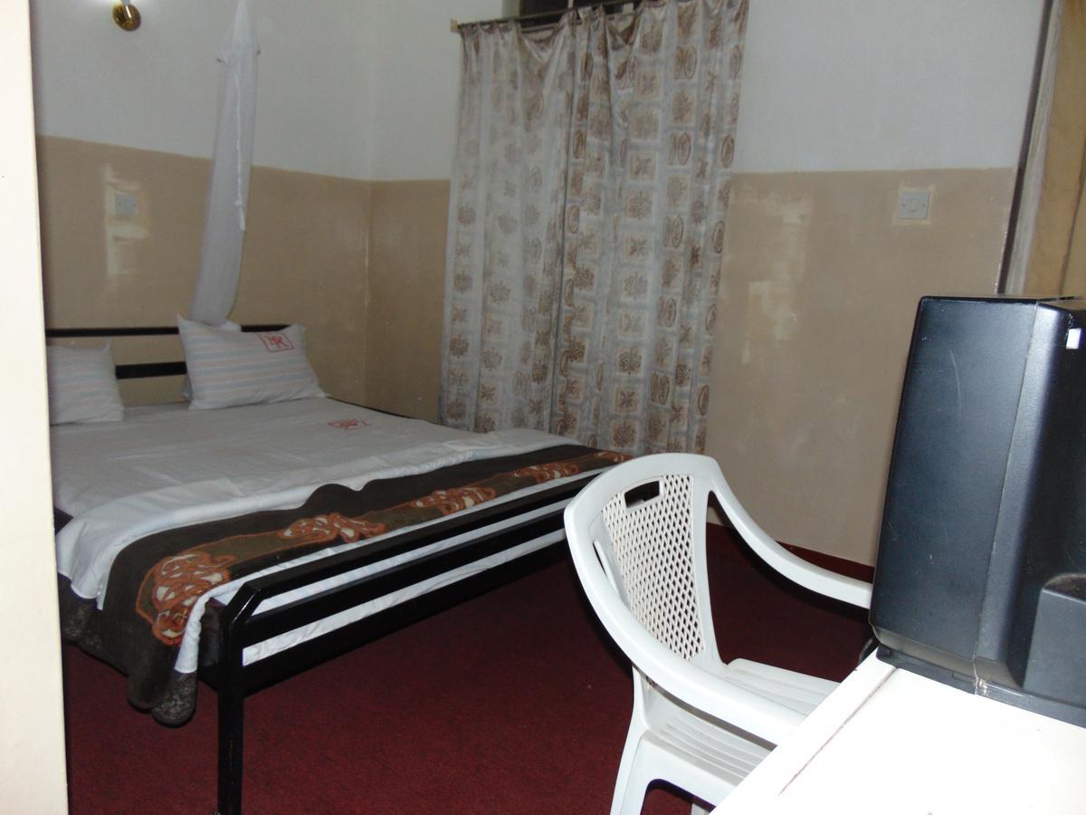 Brisk Hotel Triangle Njeru Экстерьер фото