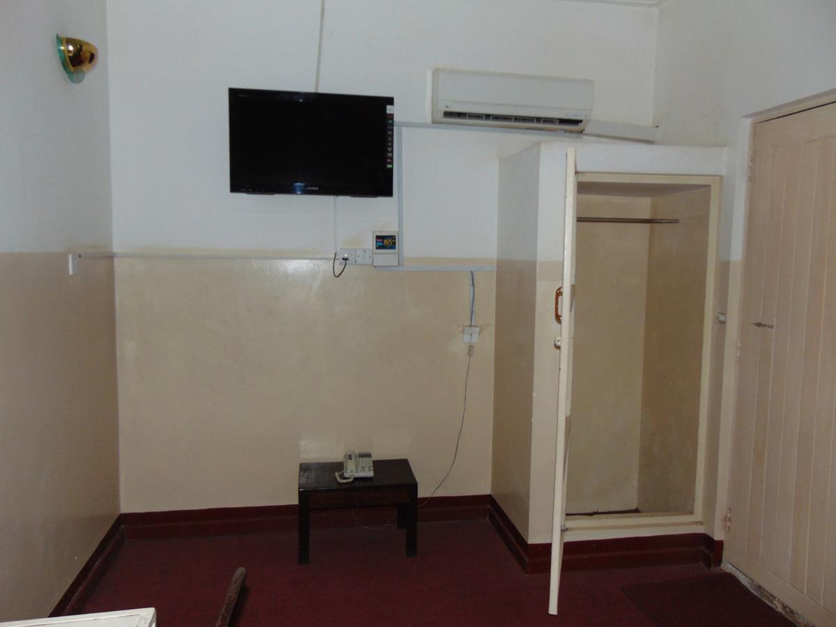Brisk Hotel Triangle Njeru Экстерьер фото