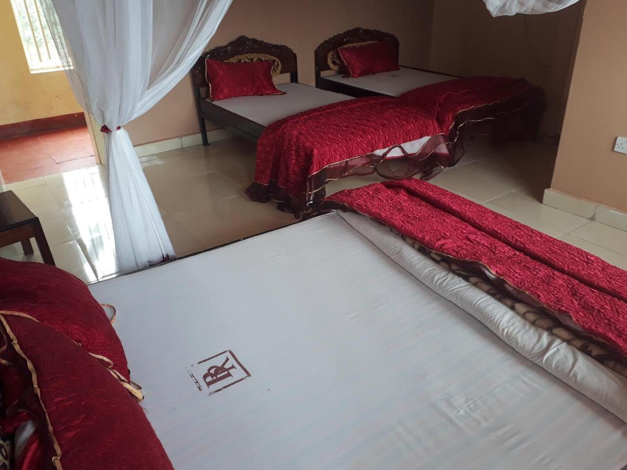 Brisk Hotel Triangle Njeru Экстерьер фото