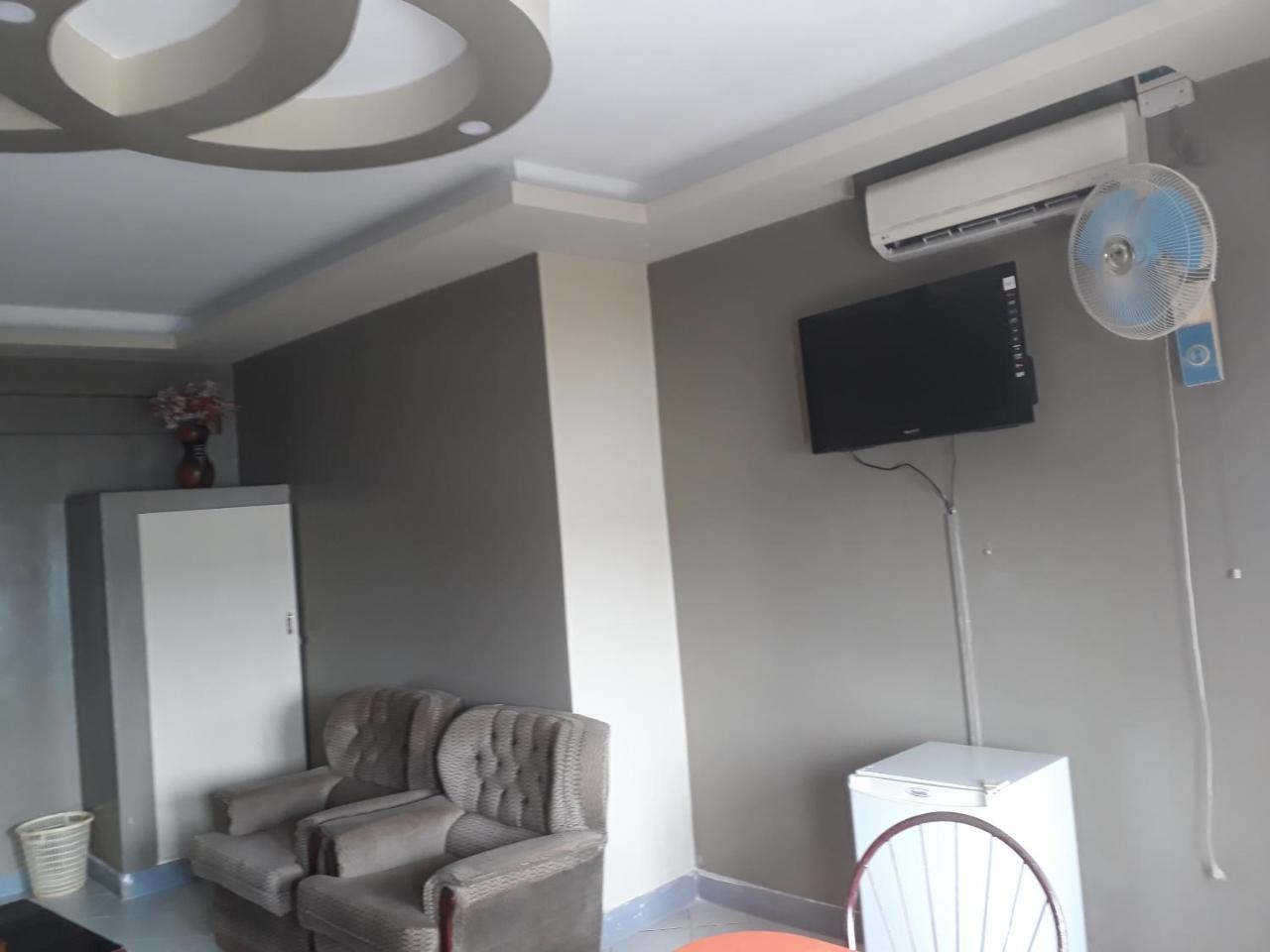 Brisk Hotel Triangle Njeru Экстерьер фото