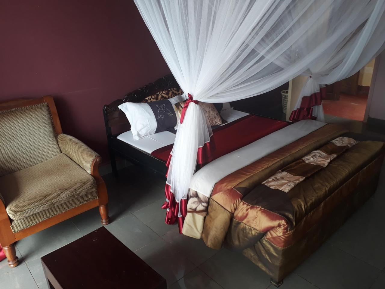 Brisk Hotel Triangle Njeru Экстерьер фото